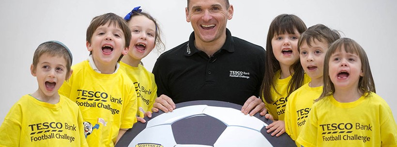 Lee McCulloch at a Tesco Bank event with children